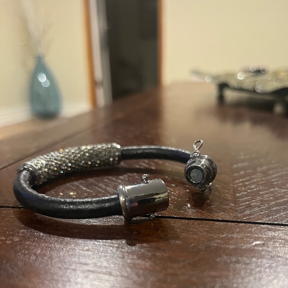 Crystal leather cuffling - Picture 4 of 4